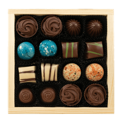 Wooden gift box with 16 pralines 5407008476830 The Belgian Chocolate Makers
