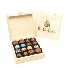 Wooden gift box with 16 pralines 5407008476830 The Belgian Chocolate Makers