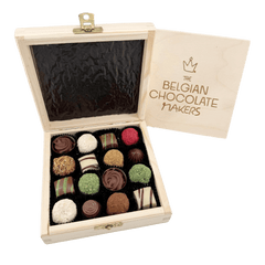 Wooden gift box with 16 pralines and truffles 5407008470586 The Belgian Chocolate Makers